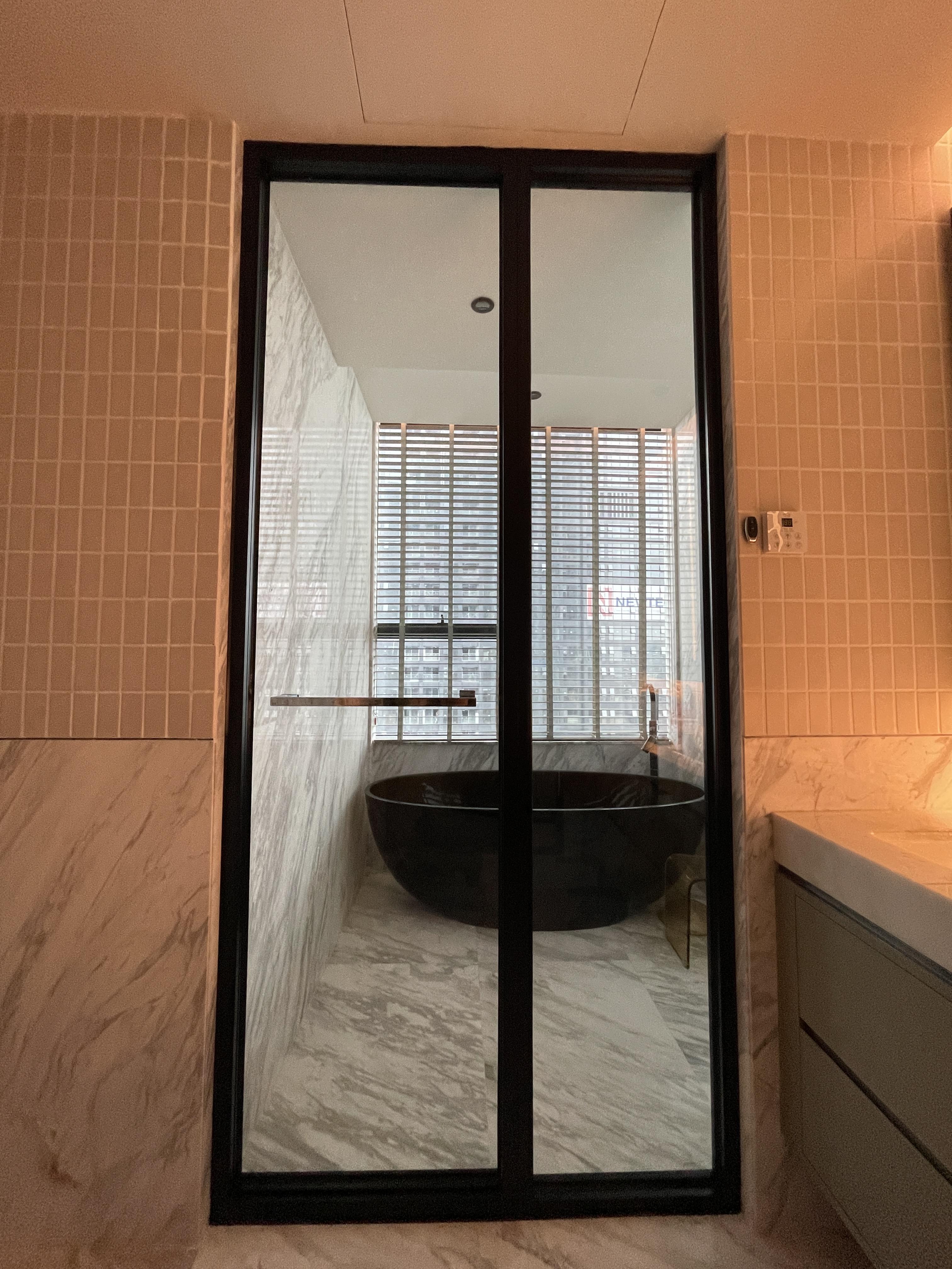 Cửa Slim Mở Quay 1 Cánh Siêu Nhẹ – Lựa Chọn Hoàn Hảo Cho Phòng Tắm Hiện Đại